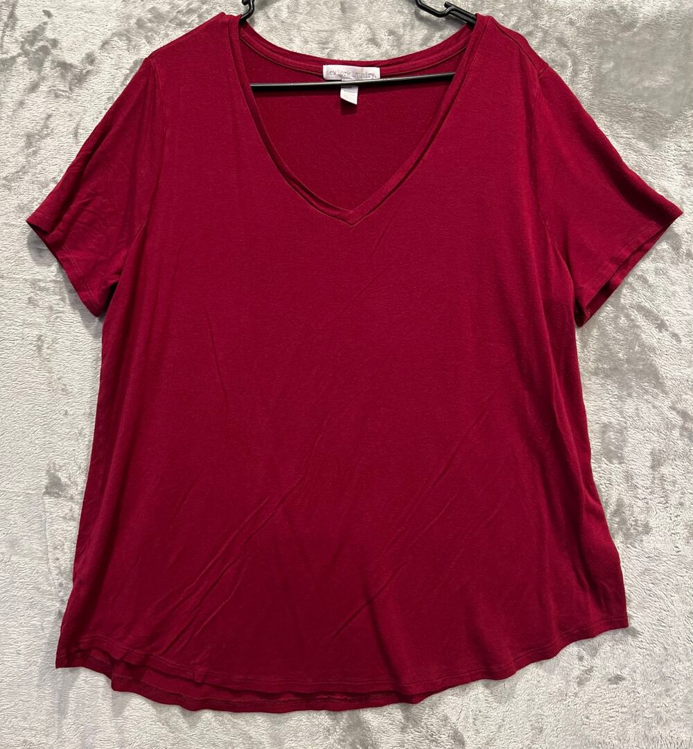 New York Laundry Women’s Basic T-shirt Size 1X V-Neck Blouse Closet Staple